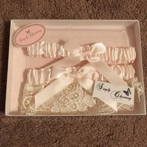 simply charming Accessories - NWT Ivory and Blush Garter Set